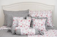 Krepové posteľné prádlo sedliackeho štýlu so vzorom šedých kvietkov a červených ružičiek | 1x 140/200, 1x 90/70