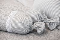 Krepové posteľné prádlo so vzorom průžku a kvietku šedé farby