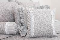 Krepové posteľné prádlo so vzorom průžku a kvietku šedé farby