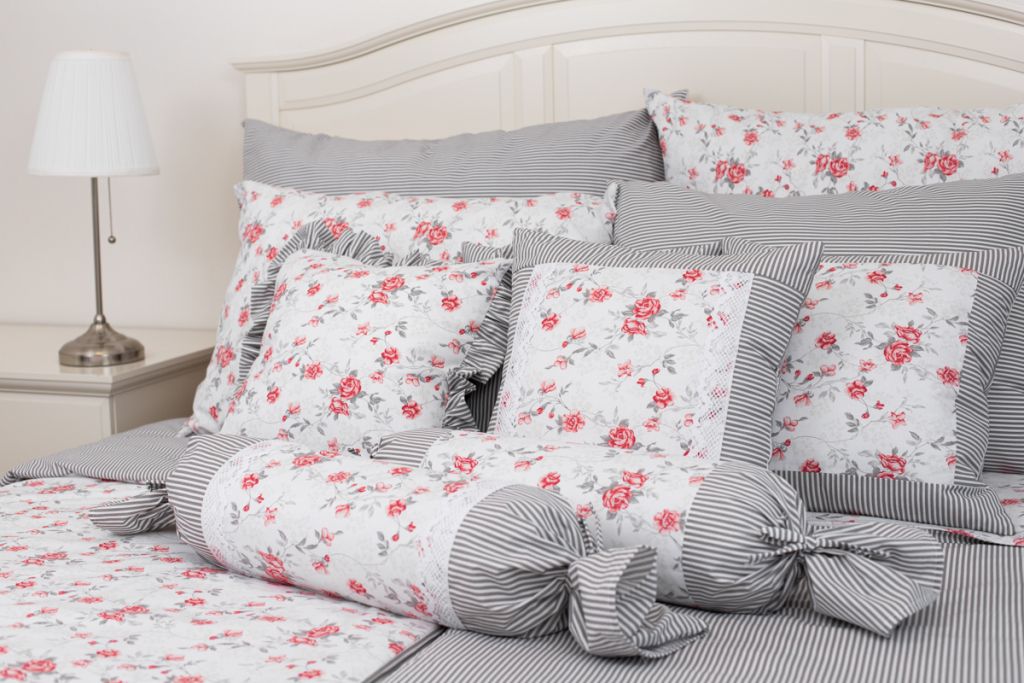 Flanelové posteľné obliečky RŮŽA červená so vzorom průžku a růža šedé a červené farby, obliečky sedliackeho štýlu