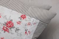 Flanelové posteľné obliečky RŮŽA červená so vzorom průžku a růža šedé a červené farby, obliečky sedliackeho štýlu