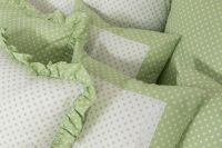 Krepové posteľné prádlo sedliackeho štýlu so vzorom bodiek ladené do biele a zelene farby