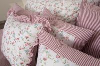 Krepové posteľné prádlo sedliackeho štýlu so vzorom drobných kvietkov a prúžkov ladené do ružovej farby