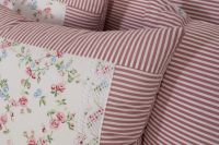 Krepové posteľné prádlo sedliackeho štýlu so vzorom drobných kvietkov a prúžkov ladené do ružovej farby