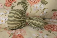 Krepové posteľné prádlo sedliackeho štýlu so vzorom hortenzie a prúžkov ladené do zelenožltý farby