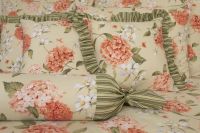 Krepové posteľné prádlo sedliackeho štýlu so vzorom hortenzie a prúžkov ladené do zelenožltý farby