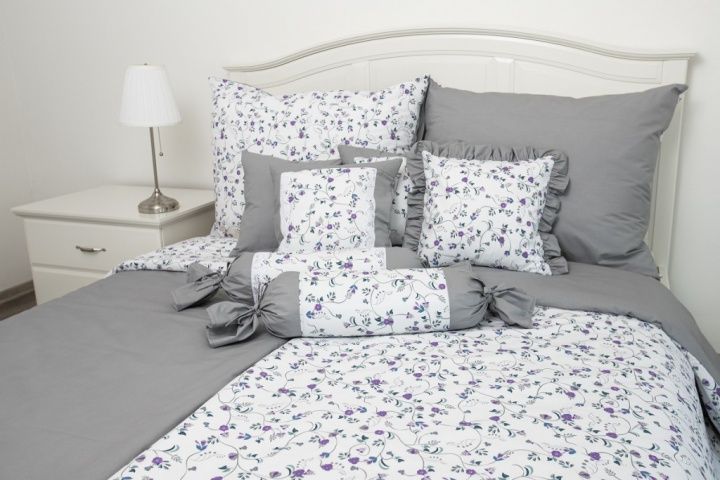 Posteľné prádlo so vzorom kvietku šedé a fialovej farby
